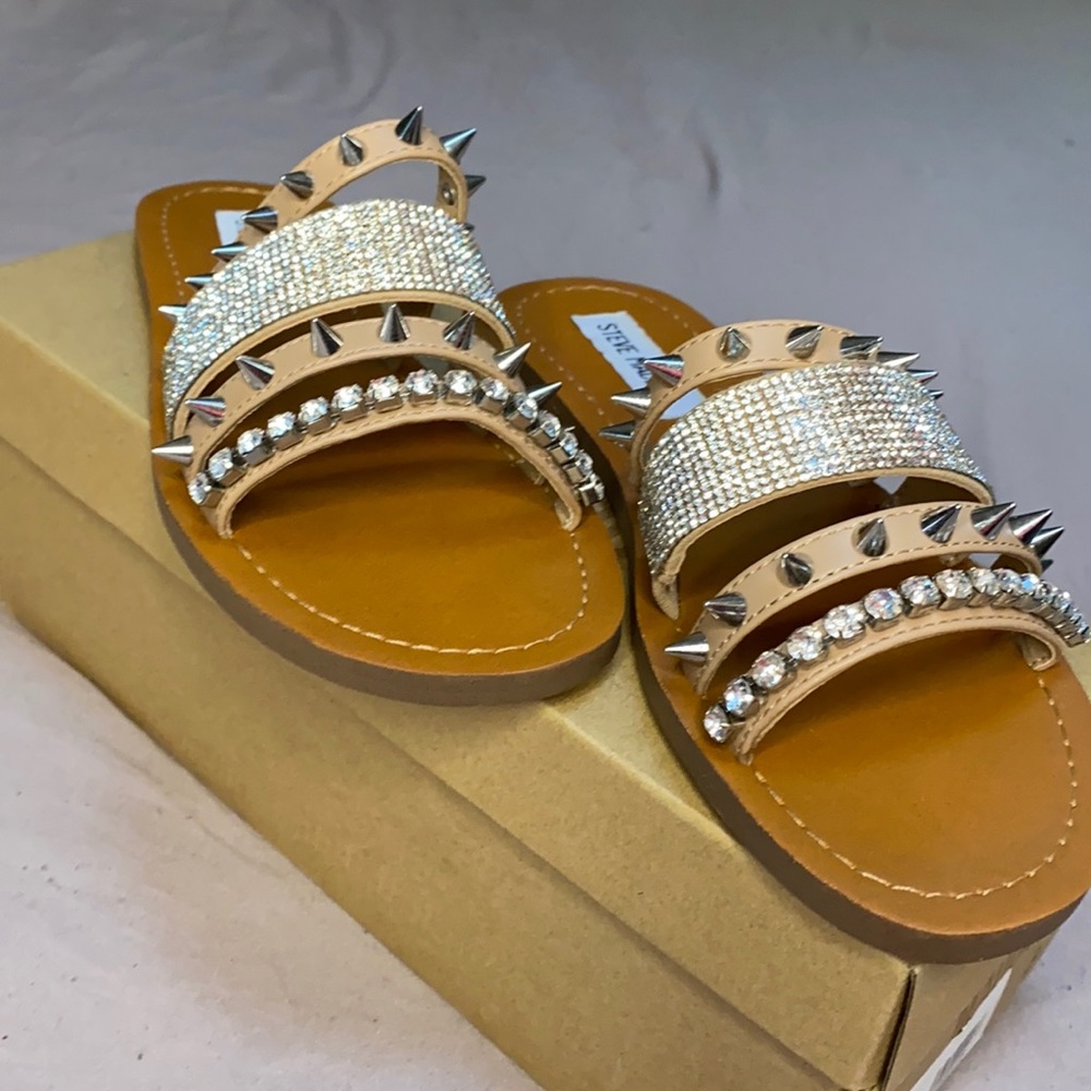Steve Madden sz 6 diamond spiked nude flat sandal